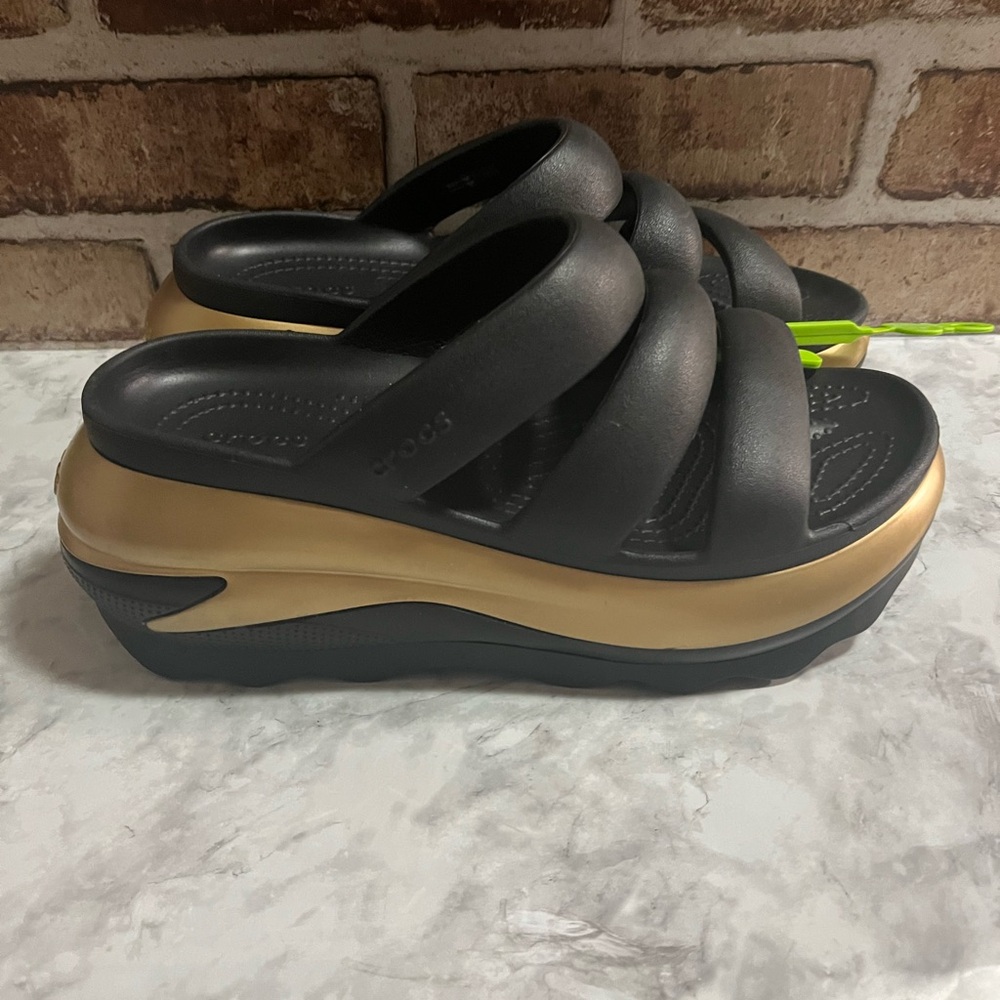Women’s Crocs Mega Crush Metallic Black/Gold Triple Strap Sandal. Size 9
